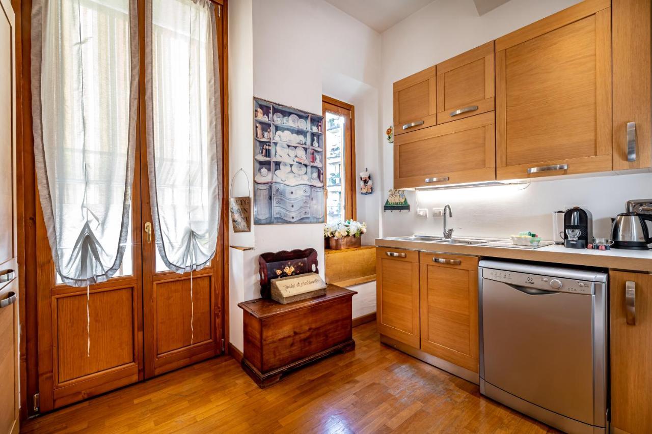 Yid Leopolda Few Minutes From Station Florenz