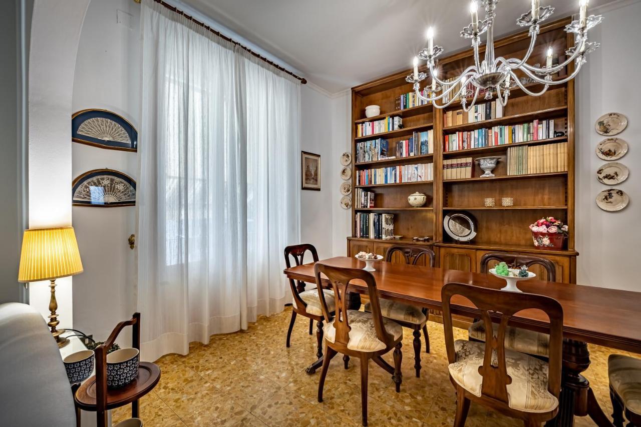 Yid Leopolda Few Minutes From Station Florenz