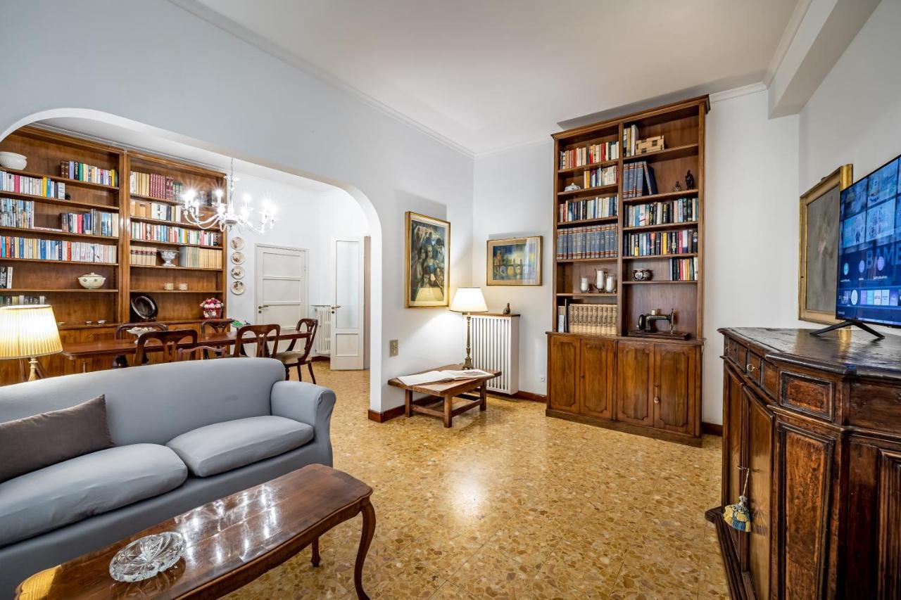 Yid Leopolda Few Minutes From Station Florenz